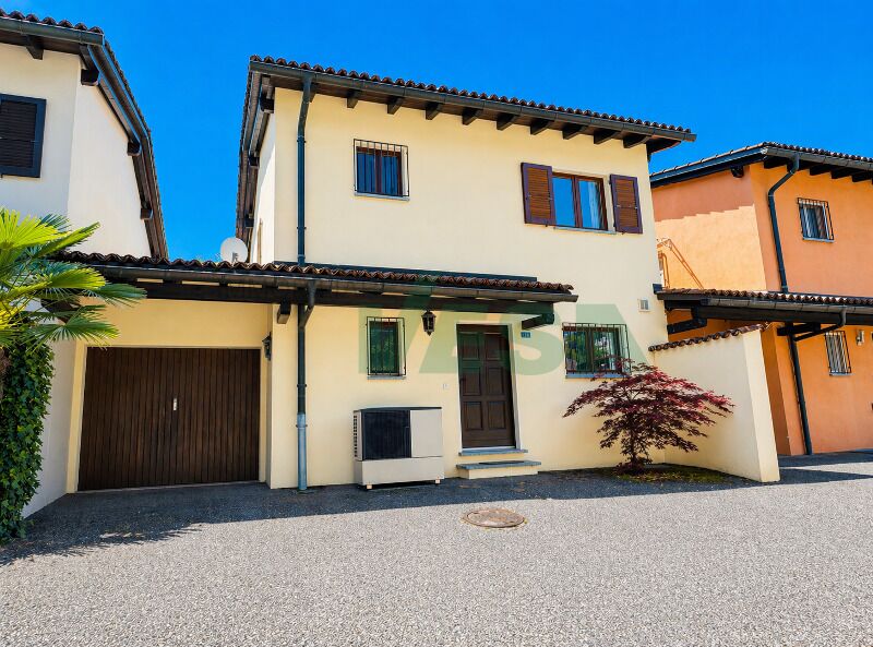 Außenansicht eines Reihenhauses mit Garage