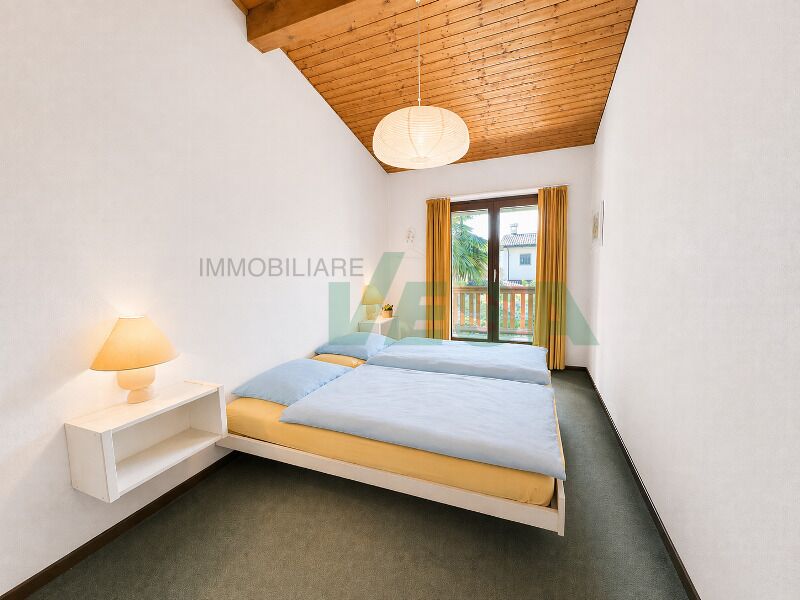 Helles Schlafzimmer mit Holzdecke