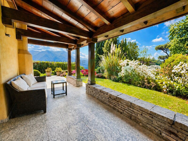 Überdachte Terrasse mit Gartenblick
