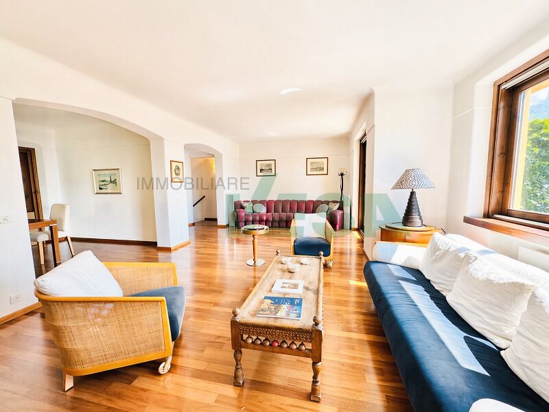 Helles Wohnzimmer mit Holzfußboden und klassischen Bögen