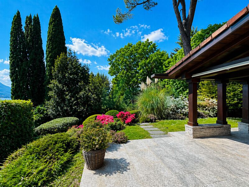 Garten mit überdachter Terrasse