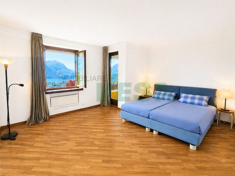 Helles Schlafzimmer mit Bergblick