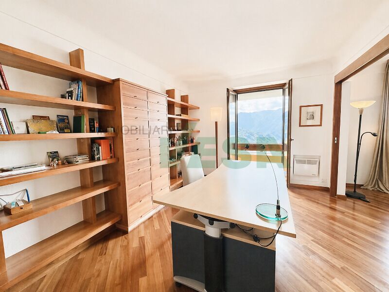 Helles Arbeitszimmer mit Bergblick