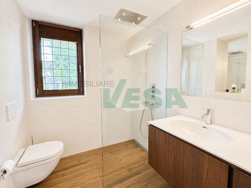 Modernes Badezimmer mit Dusche und Waschtisch