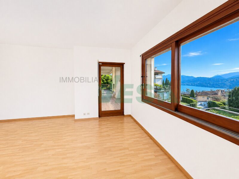 Leeres Zimmer mit Seeblick