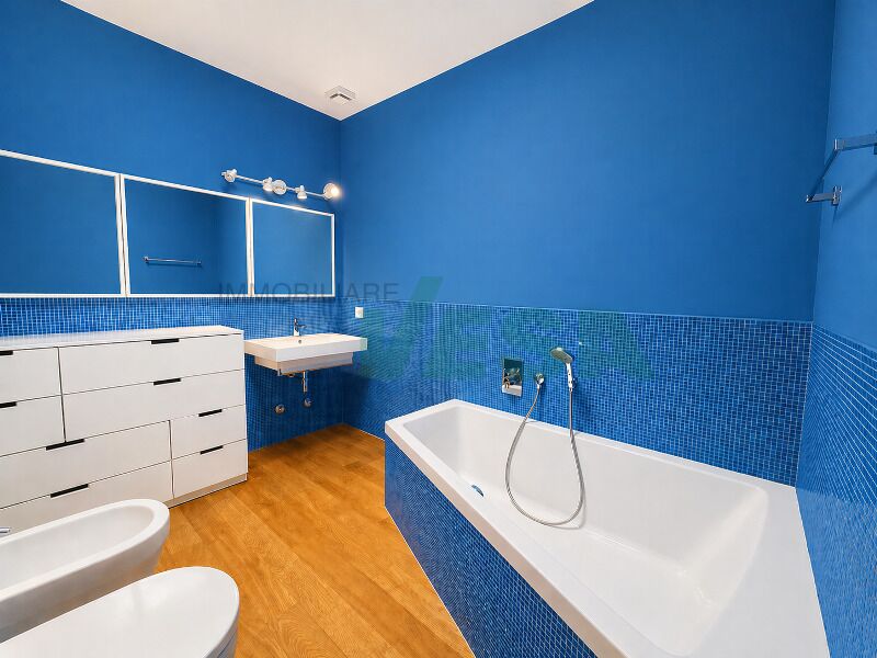 Modernes Badezimmer in kräftigem Blau