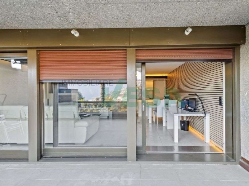 Terrasse mit Blick ins Wohninterieur