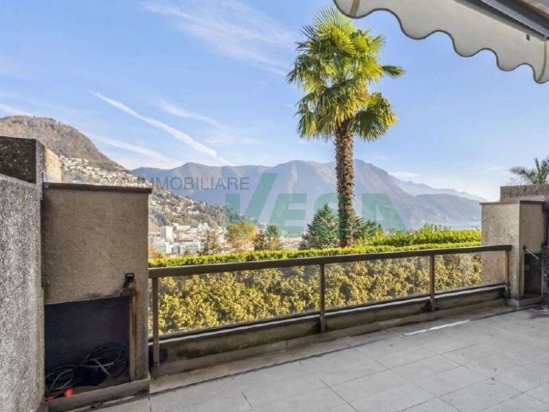 Terrasse mit Berg- und Meerblick