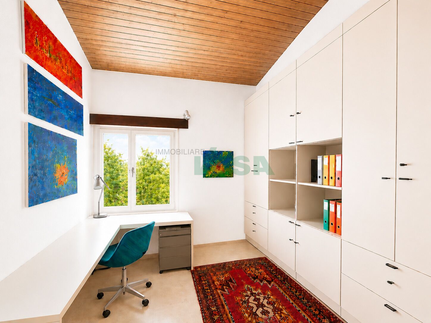 Helles Arbeitszimmer mit Einbauschränken