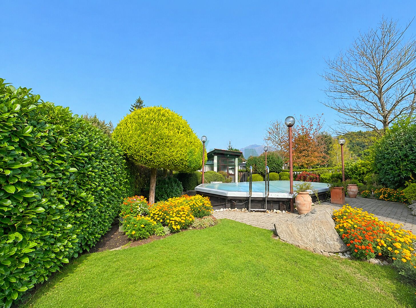 Gepflegter Garten mit Pool