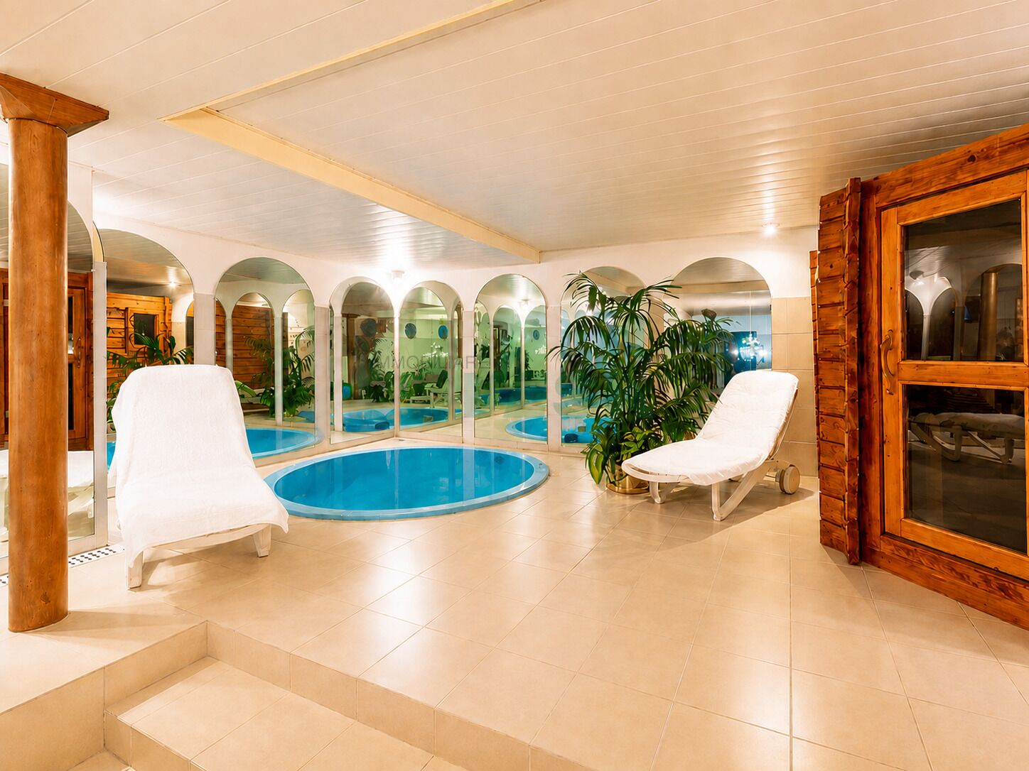Innenpool mit Sauna-/Wellnessbereich