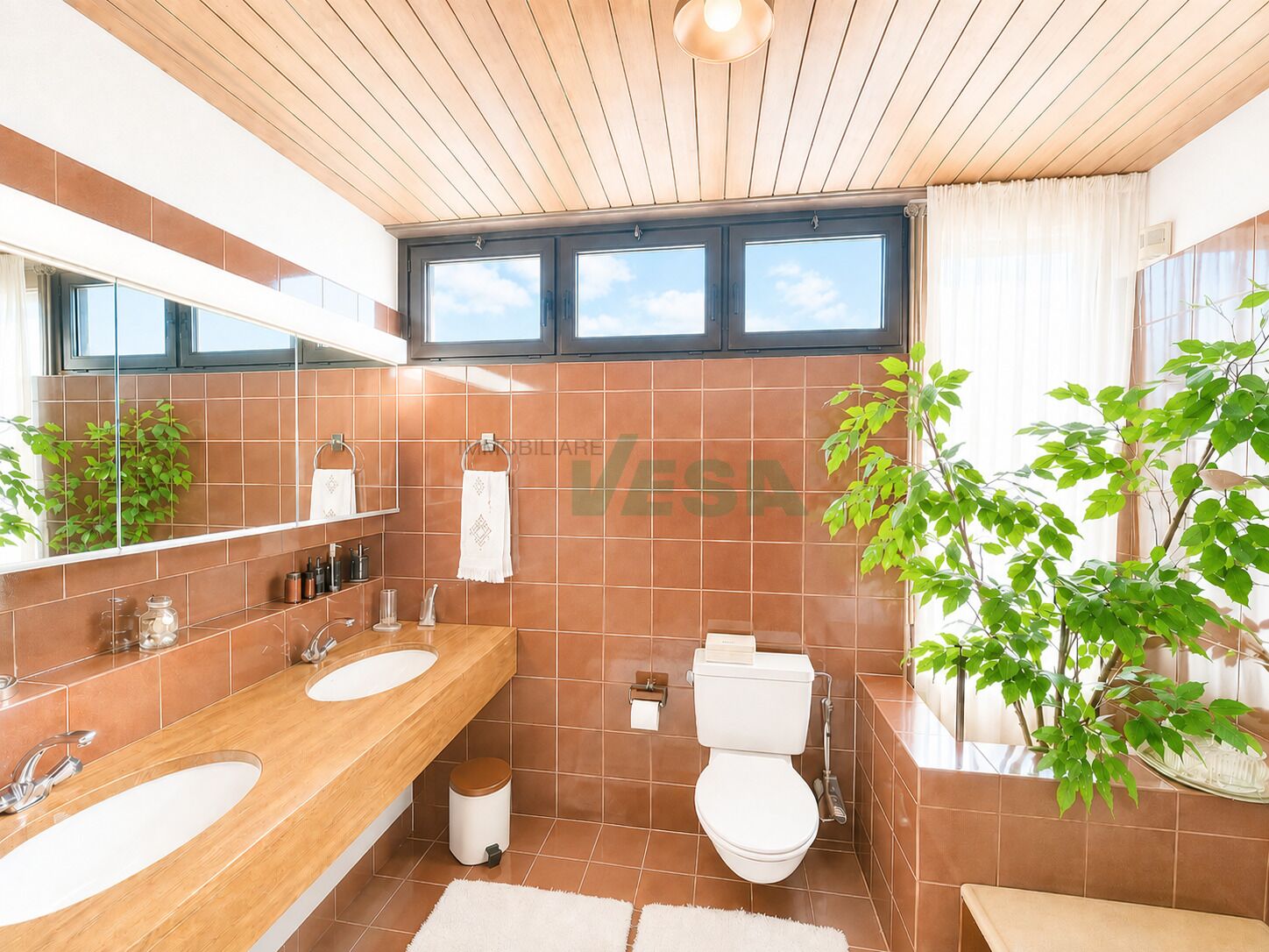 Helles Badezimmer mit Terrakottafliesen und Dachfenstern