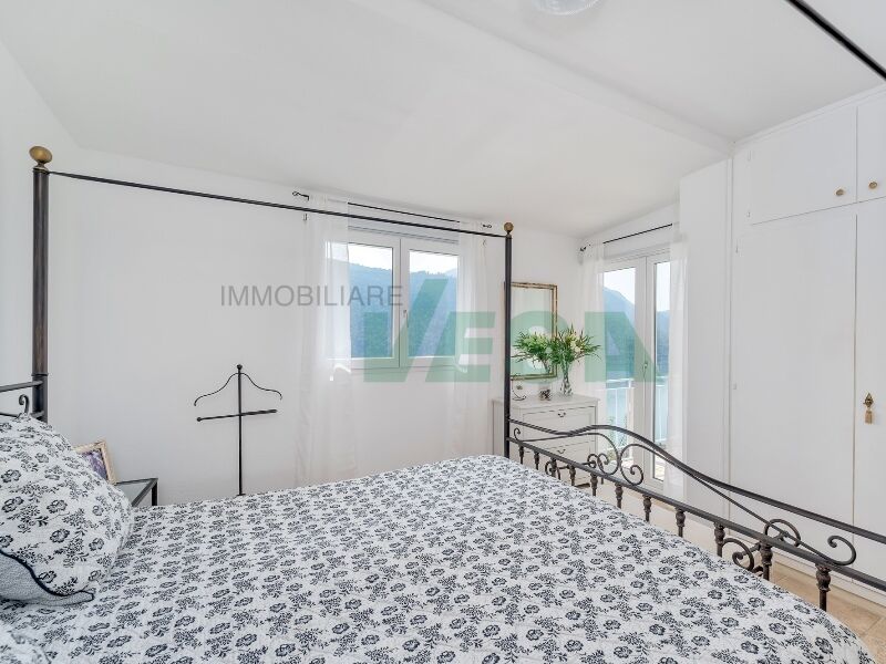 Helles Schlafzimmer mit Metallbett und weißen Einbauten