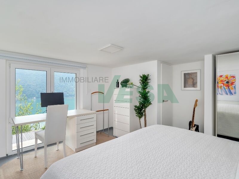 Helles Schlafzimmer mit Arbeitsplatz am Fenster