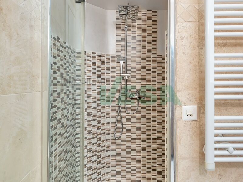 Badezimmer mit begehbarer Dusche