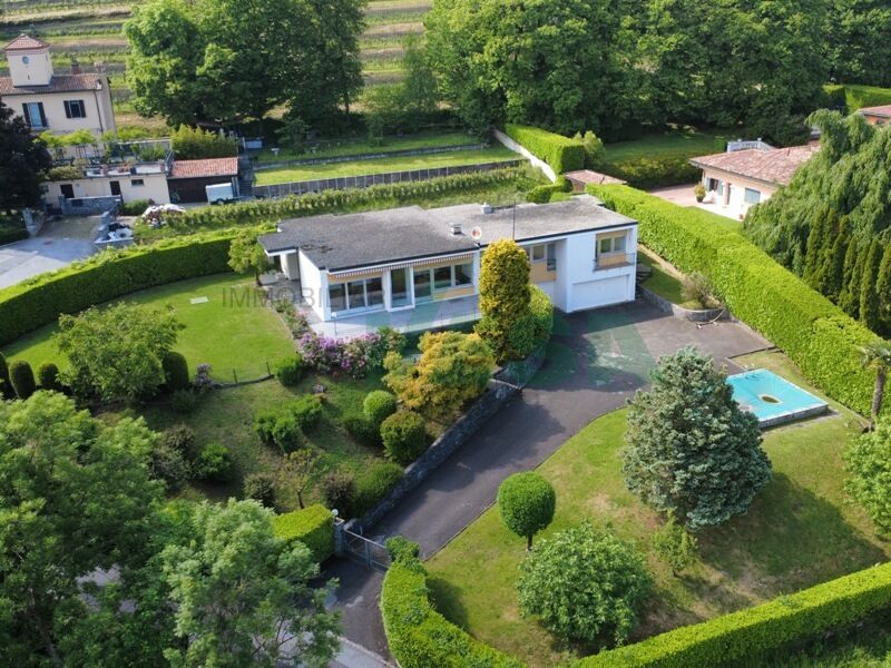 Elegante Villa mit harmonischen und zeitlosen Linien — eingebettet in die Weinberge – Stabio