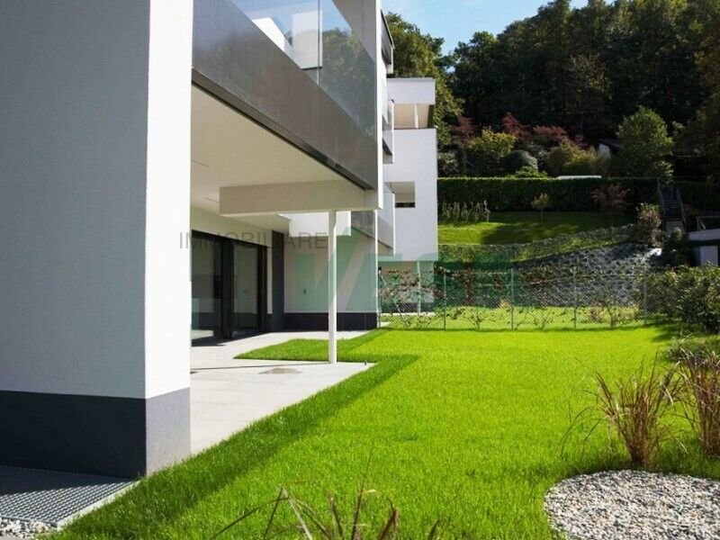 Moderne Wohnanlage mit Garten