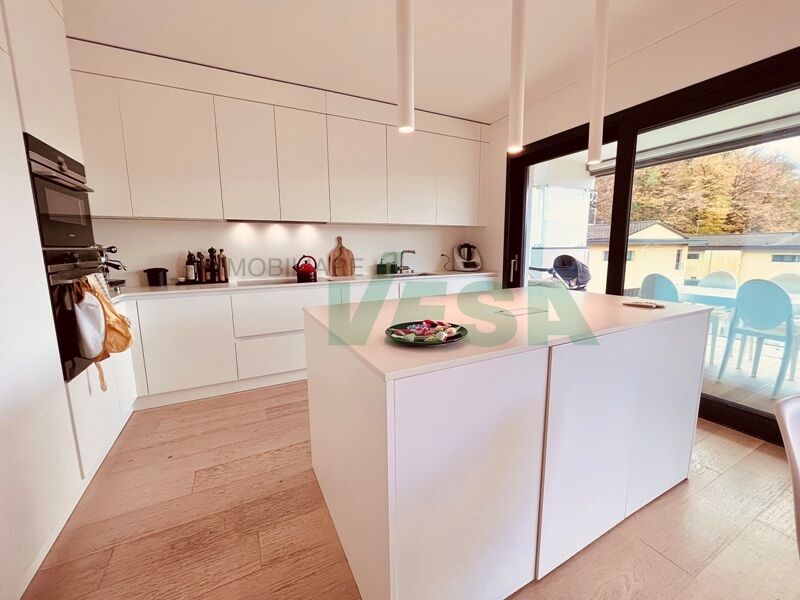 Moderne weiße Küche mit Insel