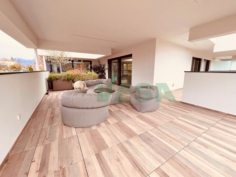 Überdachte Dachterrasse mit Sitzbereich