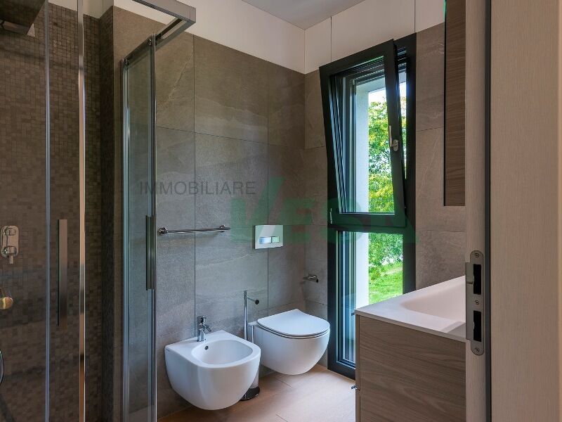 Modernes Badezimmer mit Fenster und Sanitäranlagen