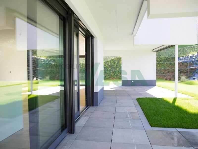 Überdachte Terrasse mit großer Glasfront