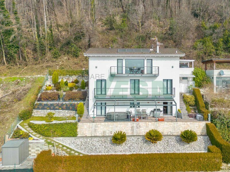 Modernes Einfamilienhaus mit Terrassen und Hanggarten