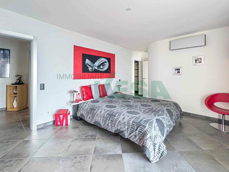Modernes Schlafzimmer mit rotem Akzent