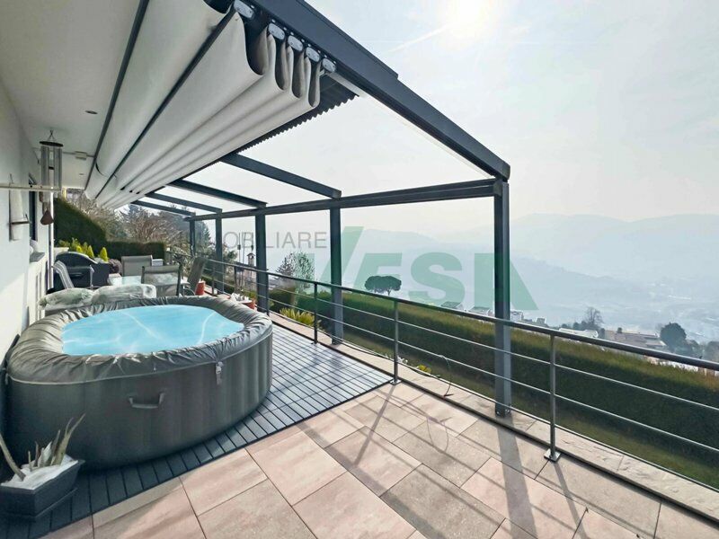 Terrasse mit Pergola und Whirlpool