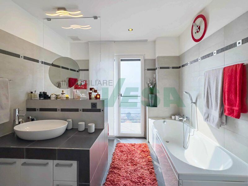 Modernes Badezimmer mit Wanne und Waschtisch