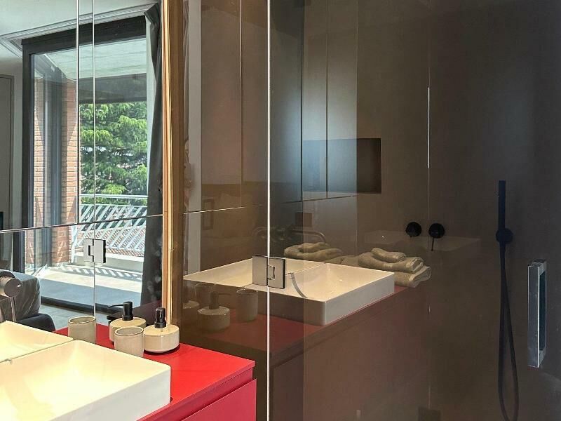 Modernes Badezimmer mit Doppelwaschbecken und Balkonblick