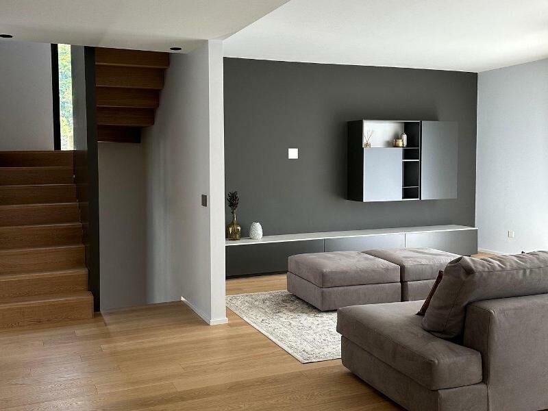 Modernes Wohnzimmer mit Treppe