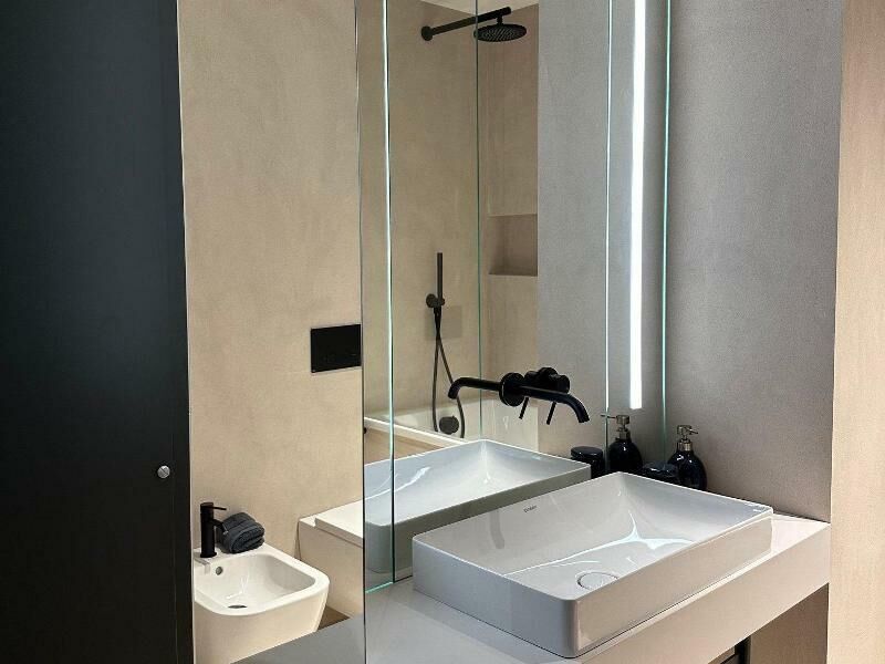 Modernes Badezimmer mit Doppelwaschbecken und Walk-in-Dusche