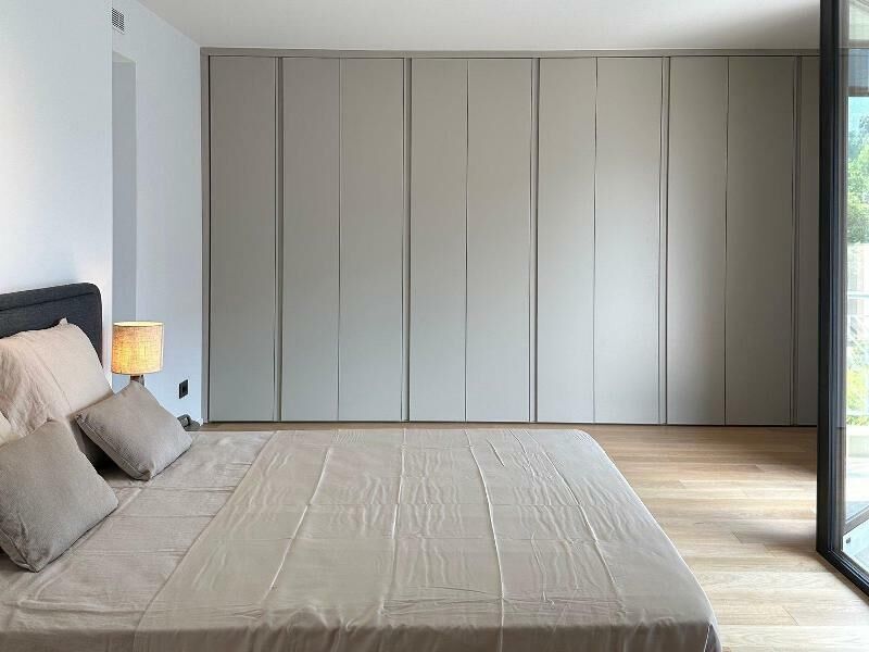 Modernes Schlafzimmer mit Einbauschrank