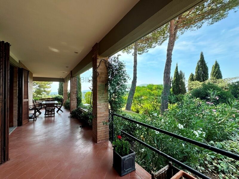 Überdachte Terrasse mit Gartenblick