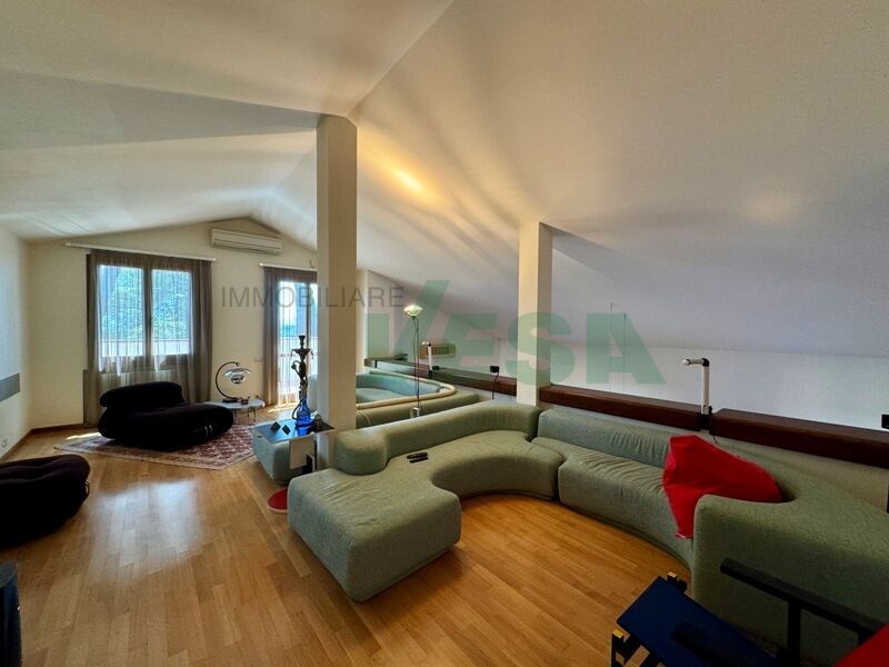 Ausgebauter Dachgeschossraum mit Galerie und Schlafbereich