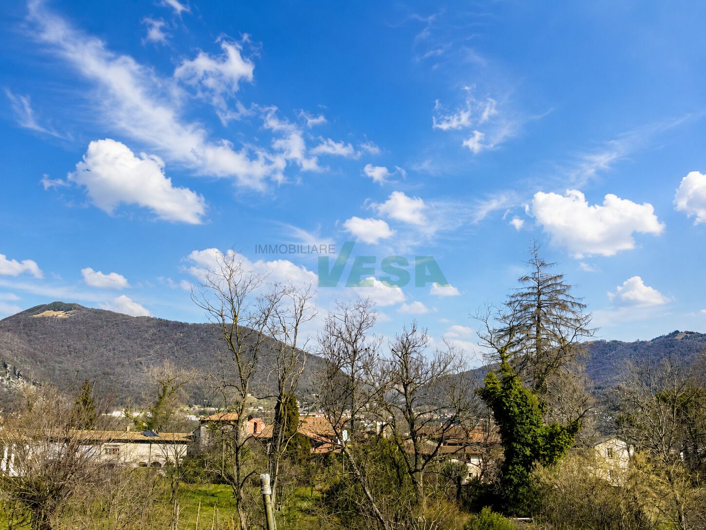 Landschafts- und Ausblicksfoto mit Bergen und Himmel