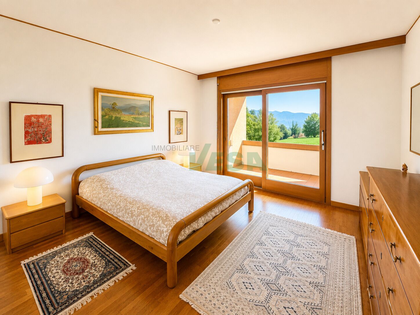 Helles Schlafzimmer mit Balkon und Bergblick