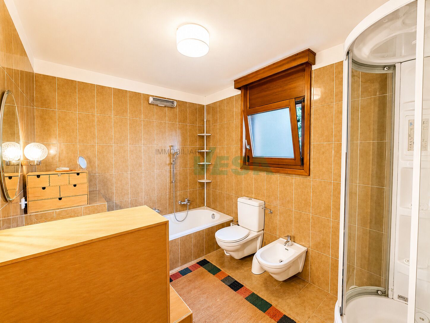 Badezimmer mit warmen Fliesen und Holzelementen