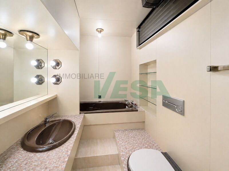 Kompaktes Badezimmer mit Badewanne und Doppelwaschbecken