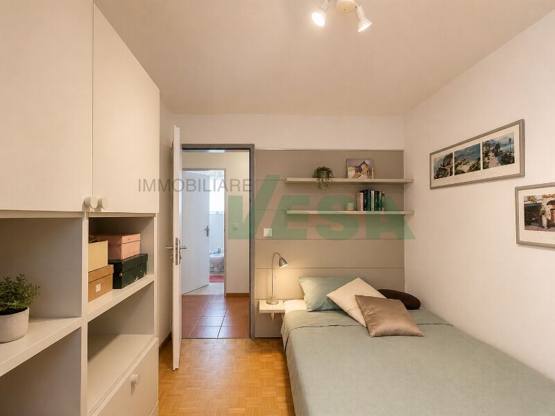 Helles Schlafzimmer mit Einzelbett und Einbauschrank