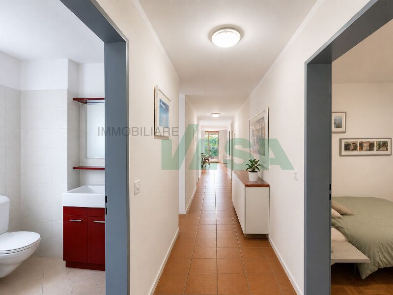 Flur mit angrenzendem Bad und Schlafzimmer