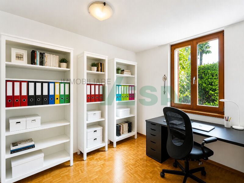 Helles Arbeitszimmer mit Schreibtisch und Regalen