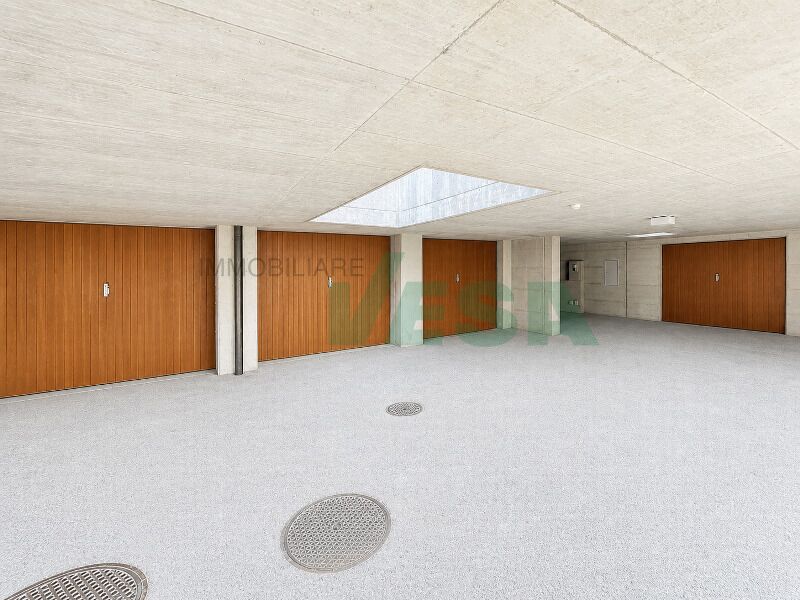 Tiefgarage mit mehreren Holzgaragentoren