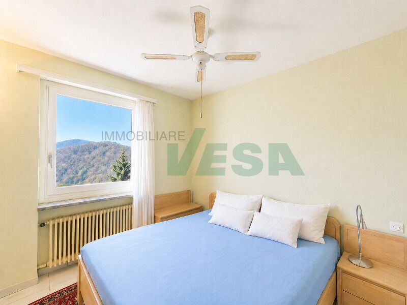 Helles Schlafzimmer mit Bergblick