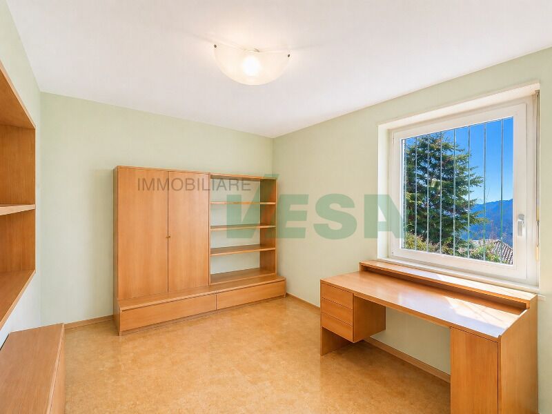 Helles, leeres Zimmer mit Schrank und Schreibtisch