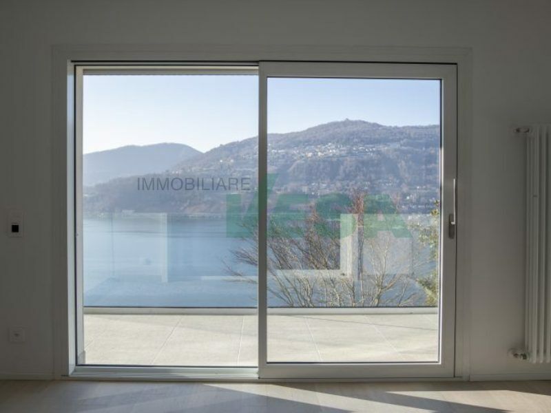 Wohnraum mit Panoramablick auf See und Berge