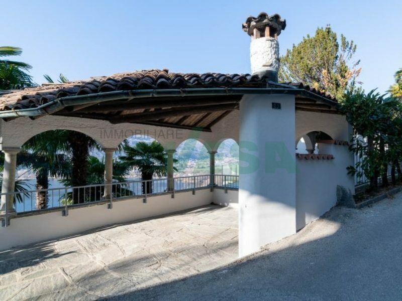Mediterrane Terrasse mit Arkaden und Meerblick