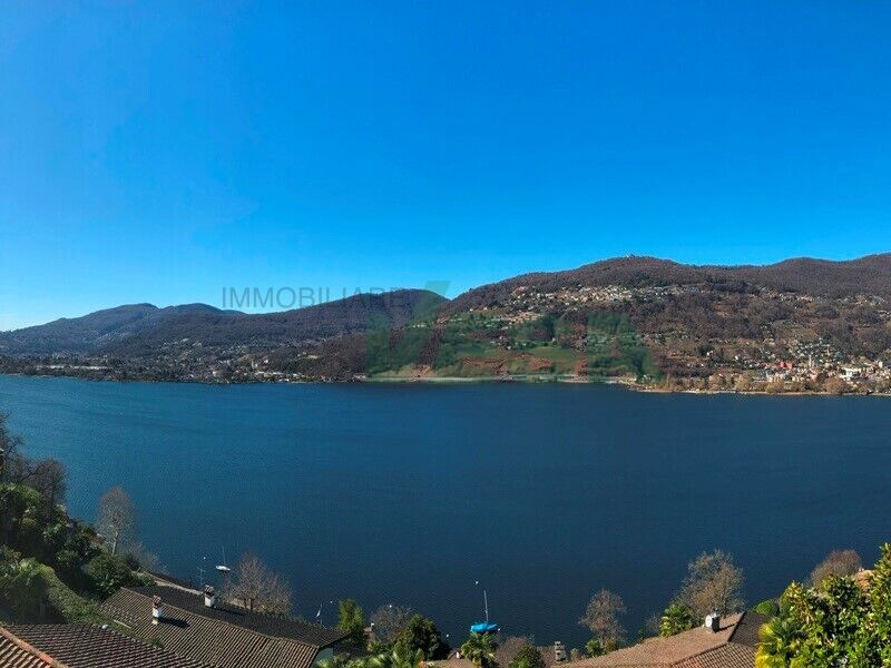 Seeblick über eine Berglandschaft