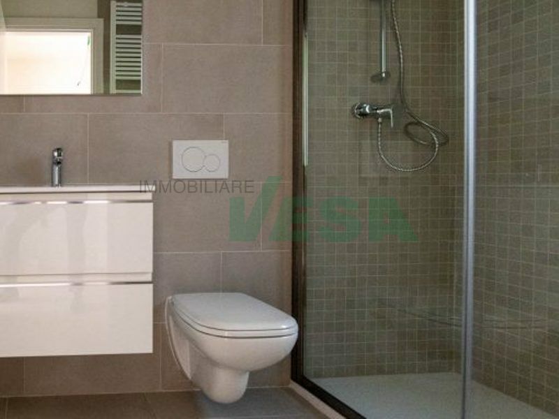 Modernes Badezimmer mit Dusche und wandhängendem WC
