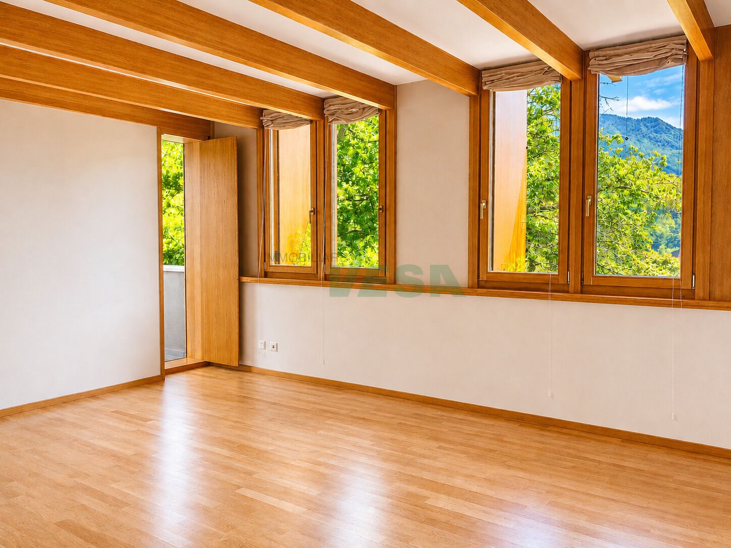 Heller Raum mit Holzdecke und Bergblick